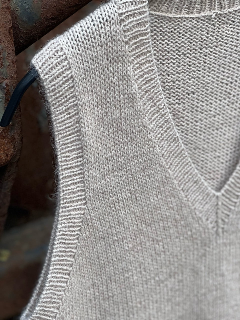 Butiksmodel | PetiteKnit | Stockholm Slipover V-neck