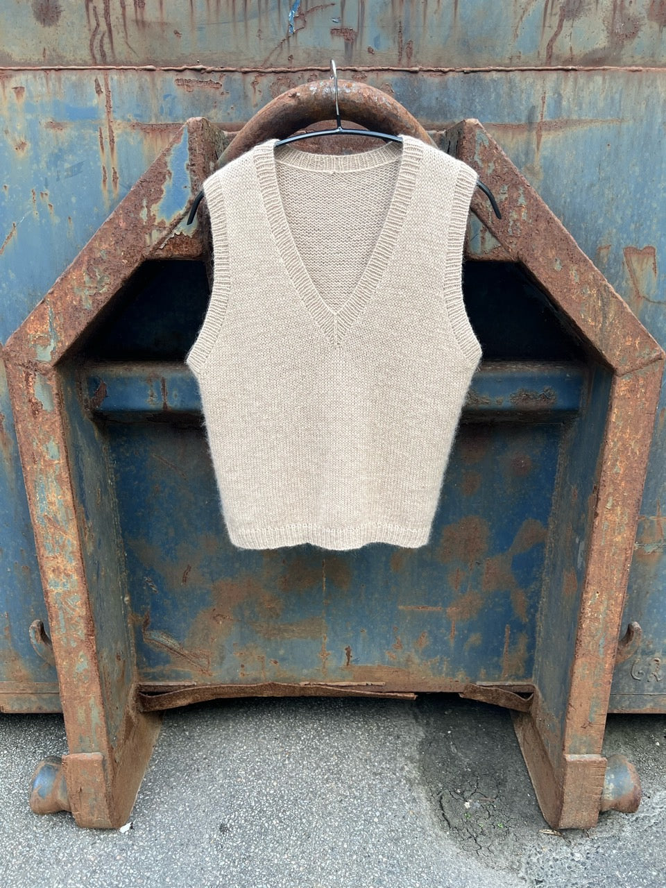 Butiksmodel | PetiteKnit | Stockholm Slipover V-neck
